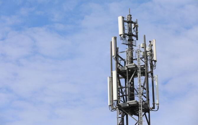 Symbolbild 5G sendemast symbol symbolfoto