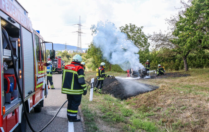 Brand einer Obstauflesemaschine und Wiese, K1911, Winnender Str.,  Korb, 07.09.2022.