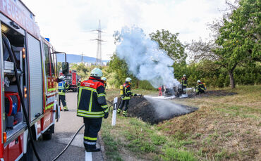 Brand einer Obstauflesemaschine und Wiese, K1911, Winnender Str.,  Korb, 07.09.2022.