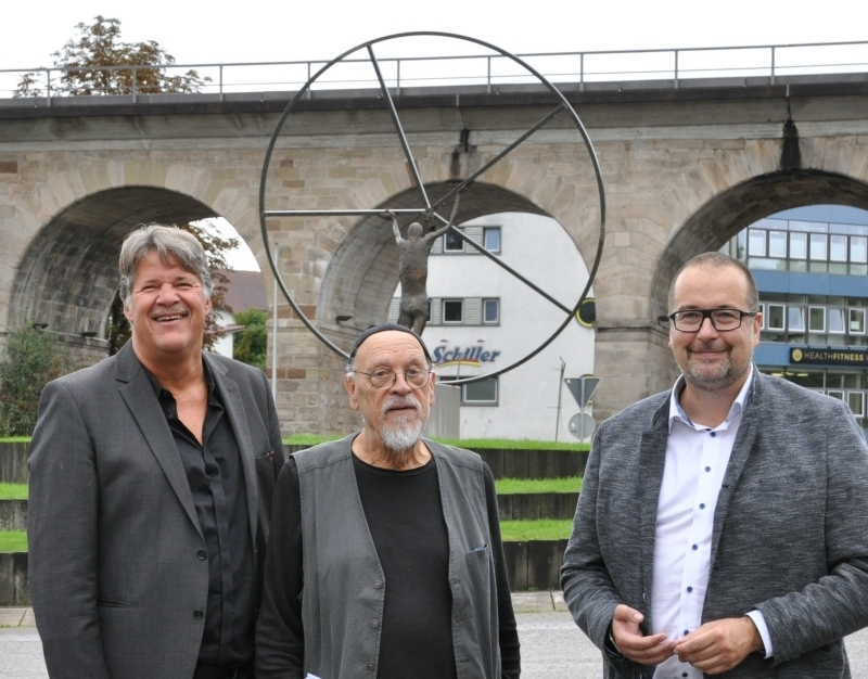 Nuss-Skulptur am Kreisel eingeweiht - Nachrichten aus Weinstadt ...