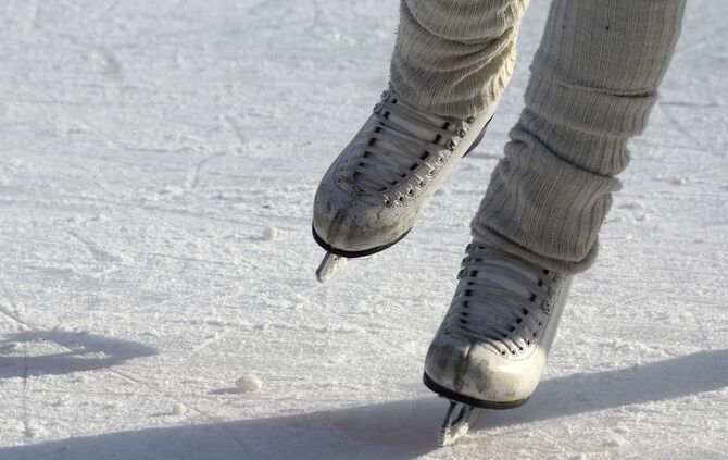 Schlittschuhe Schlittschuh Eiskunstlauf Symbol Symbolfoto Symbolbild
