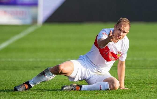 Stuttgarts Holger Badstuber hockt auf dem Rasen