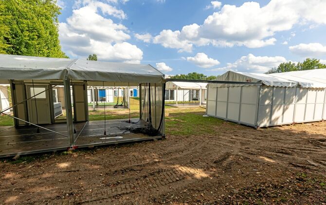 Zeltaufbau für eine Flüchtlingsunterkunft auf dem Sportplatz der Gewerblichen Schule Honorar 30.08.22