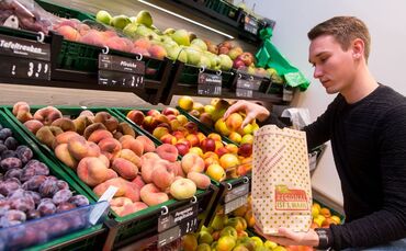 Obst und Gemüse aus der Region kaufen.