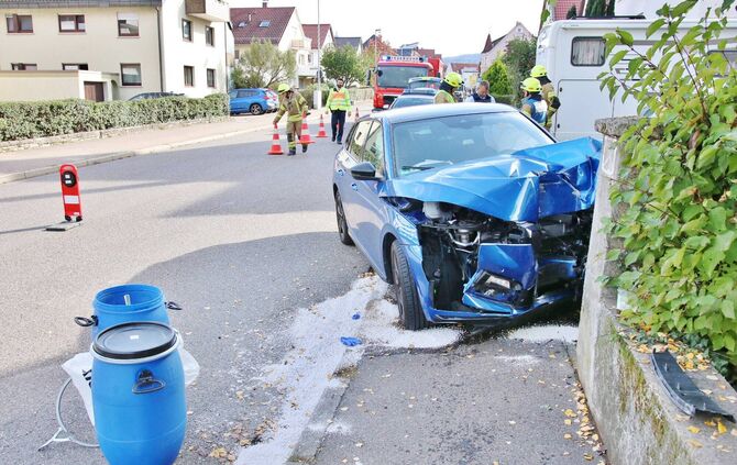 PKW knallt frontal in Gartenmauer - Fahrer verletzt - Einsatz in Kernen im Remstal