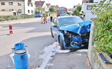 PKW knallt frontal in Gartenmauer - Fahrer verletzt - Einsatz in Kernen im Remstal