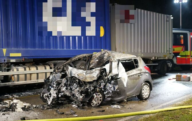 Jesingen: Toedlicher Verkehrsunfall - PKW geht nach Kollision in Flammen auf