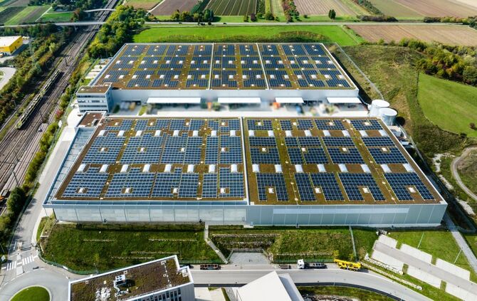 Luftbild Daimler Prototypenpark mit PV-Anlage, Waiblingen, 03.10.2022.