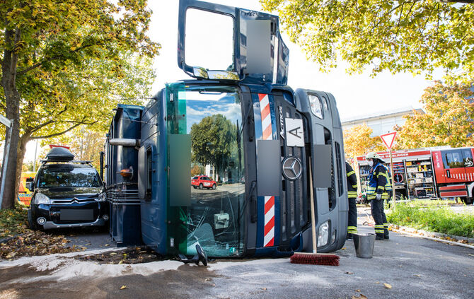 Unfall, umgestuerztes Muellfahrzeug, Gewerbestr., Waiblingen, 08.10.2022.