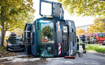 Unfall, umgestuerztes Muellfahrzeug, Gewerbestr., Waiblingen, 08.10.2022.