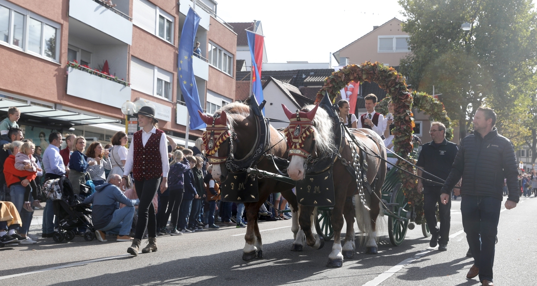 Fellbacher Herbst Über 20.000 Besucher, Tanzende auf der Straße