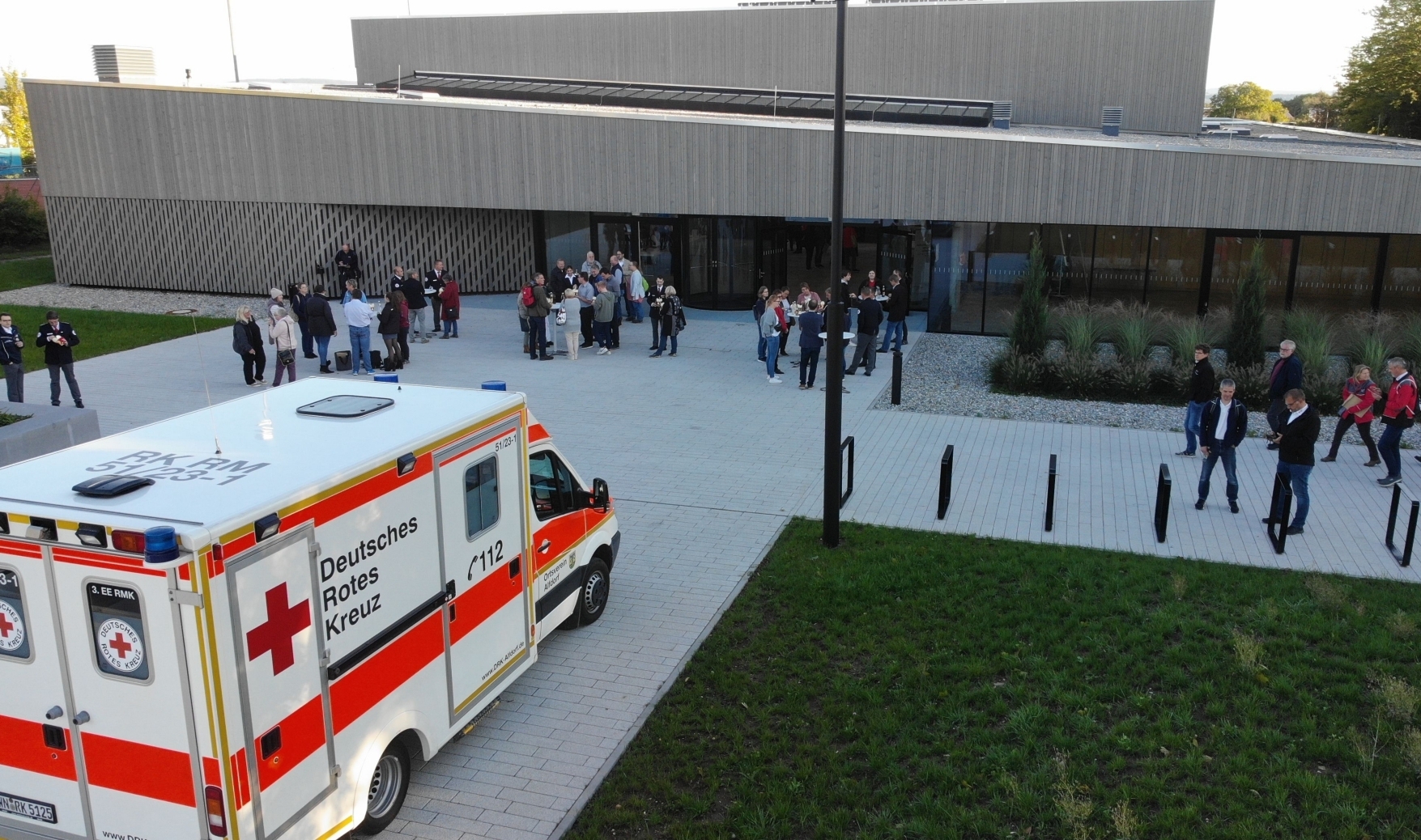 Das DRK mal anders: Heiratsvermittler und Betreiber eines magischen ...