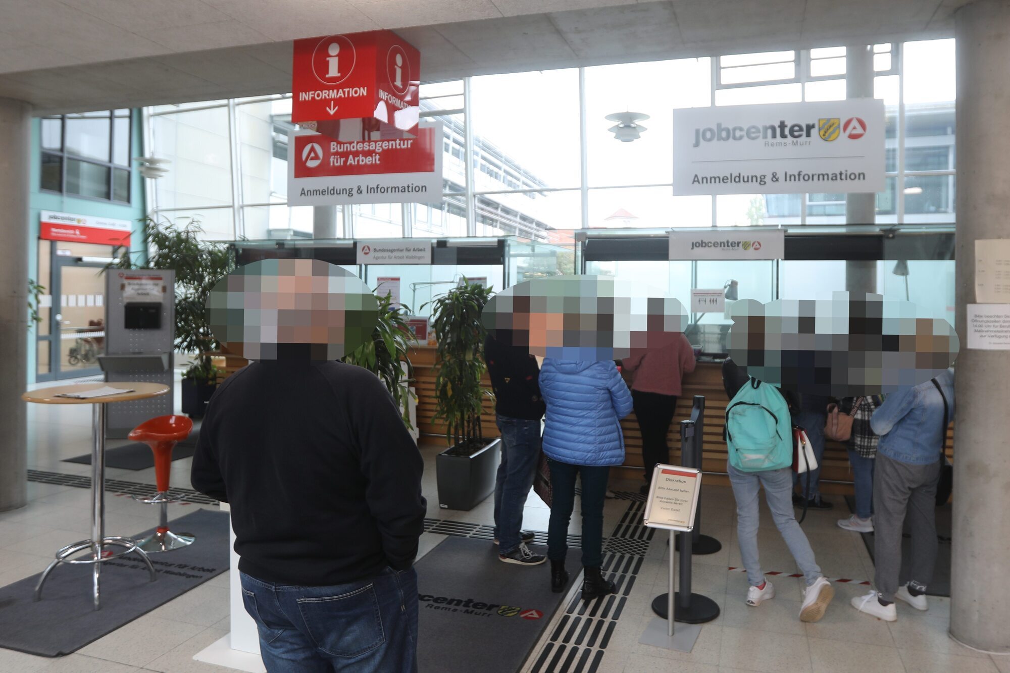 Jobcenter Waiblingen: Security schubst zornigen Schwerbehinderten zu Boden - Nachrichten aus dem ...