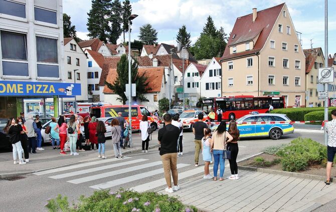 [Gaffer Behindern teilweise Einsatzkräfte] Schwerer Unfall am Zebrastreifen - 5 jähriges Kind von PKW erfasst und schwerst verle