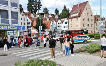 [Gaffer Behindern teilweise Einsatzkräfte] Schwerer Unfall am Zebrastreifen - 5 jähriges Kind von PKW erfasst und schwerst verle