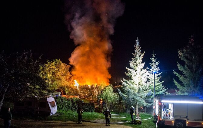 Brand eines großen Gartenhauses oder Wochenendhauses, Winnender Str., Waiblingen, 18.10.2022.