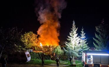 Brand eines großen Gartenhauses oder Wochenendhauses, Winnender Str., Waiblingen, 18.10.2022.