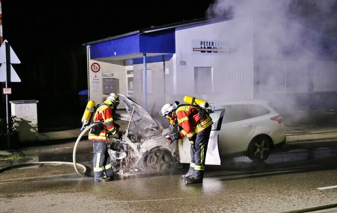Fahrzeugbrand direkt vor der Feuerwache - Nächtlicher Einsatz für die Remshaldener Feuerwehr