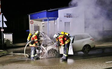 Fahrzeugbrand direkt vor der Feuerwache - Nächtlicher Einsatz für die Remshaldener Feuerwehr