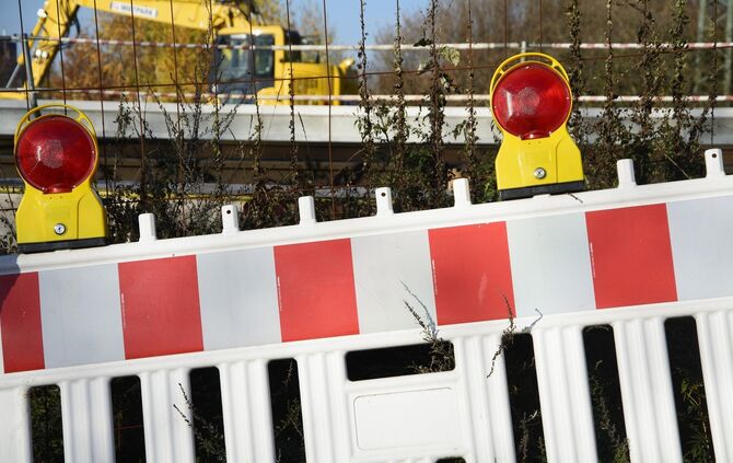 Baustelle Bagger Absperrung Sperrung Straße gesperrt Symbol Symbolfoto