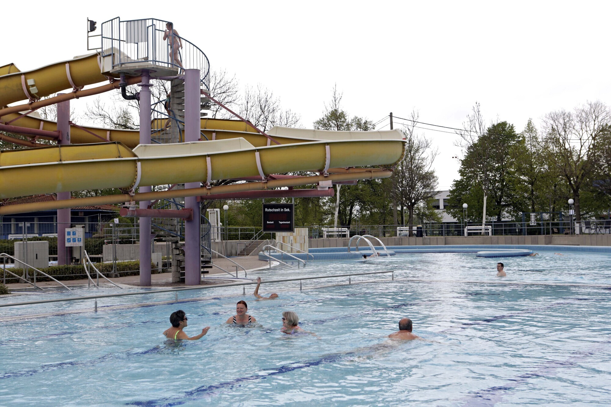 Kein TÜV mehr für die Rutsche im Wunnebad Winnenden Was wird aus dem gelben Wahrzeichen