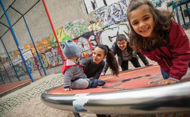 Eltern können die Achtsamkeit der Kinder fördern.