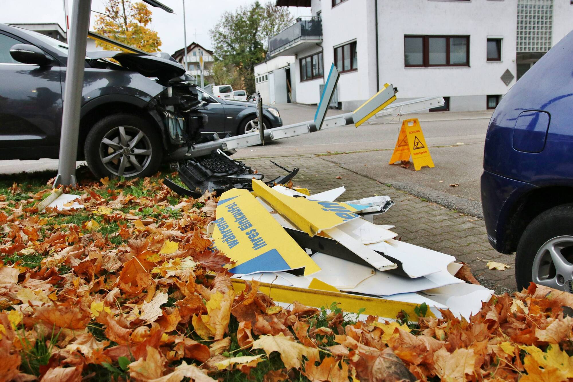 Unfall in Winnenden am Donnerstag (03.11.): Auto kracht in Werbeschild ...