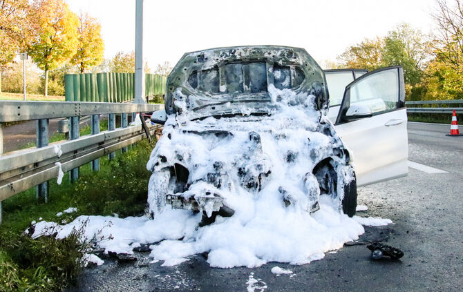 Autobrand; B 14, Waiblingen, 10.11.2022.