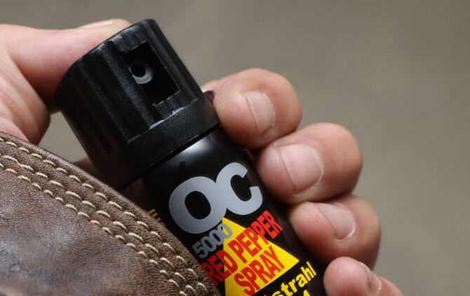 Pfefferspray Symbol Symbolbild Symbolfoto