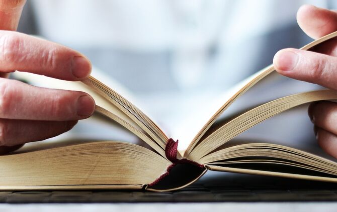 Buch lesen Symbol Symbolfoto Symbolbild