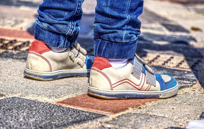 Schuh Schuhe Kinderschuhe Kinderfuß Kind Symbol Symbolfoto