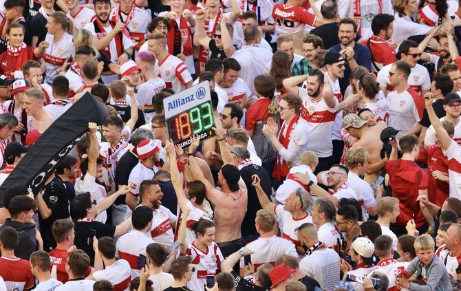 Platzsturm nach Last-Minute-Klassenerhalt des VfB Stuttgart
