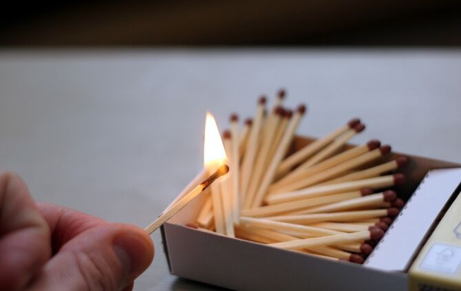 Streichholz Streichhölzer Feuer Symbol Symbolbild Symbolfoto