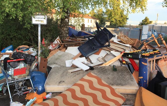 Müllhalde wilder Müll bwei Recyclinghof Asylantenheim Korb