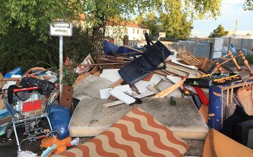 Müllhalde wilder Müll bwei Recyclinghof Asylantenheim Korb