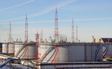 Tanks von Transneft im Ölterminal von Ust-Luga. Das staatliche russische Unternehmen betreibt die Erdöl-Pipelines des Landes.