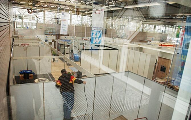 Die Messestände werden fachmännisch aufgebaut. Foto: ZVW