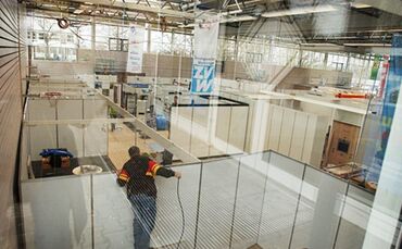 Die Messestände werden fachmännisch aufgebaut. Foto: ZVW