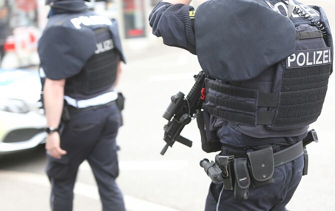 SEK Sondereinsatzkommando Spezialeinsatzkommando Polizei Razzia Symbolfoto Symbolbild Symbol