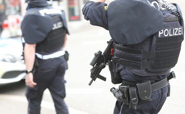 SEK Sondereinsatzkommando Spezialeinsatzkommando Polizei Razzia Symbolfoto Symbolbild Symbol