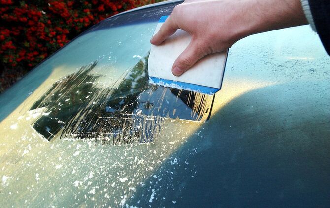 Featurebild Eiskratzen Auto im Winter Eis Symbol Symbolbild Symbolfoto