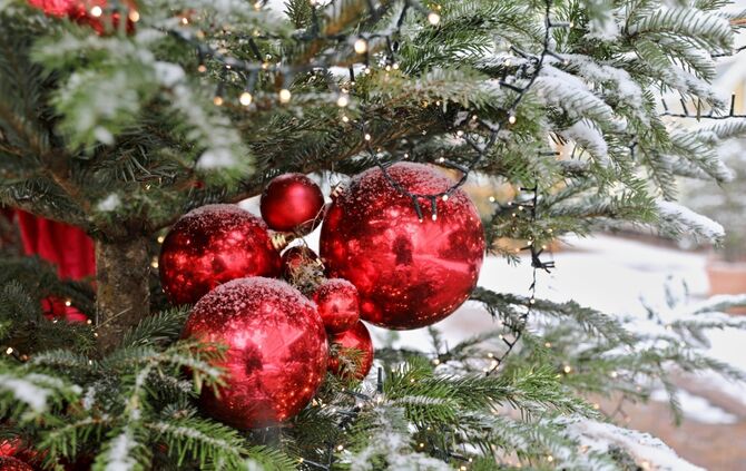 Weihnachten Schnee Christbaumkugeln