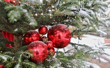 Weihnachten Schnee Christbaumkugeln