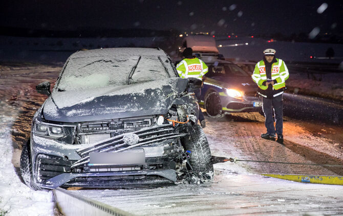Unfall, Schneeglätte, L 1127, Leutenbach-Weiler zum Stein, 16.12.2022.