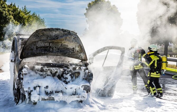 Renault Transporter brennt vollständig aus, B14 Parkplatz Korber Kopf, Korb, 11.08.2022.