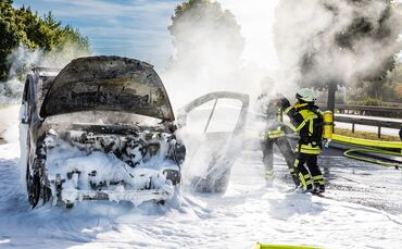 Renault Transporter brennt vollständig aus, B14 Parkplatz Korber Kopf, Korb, 11.08.2022.