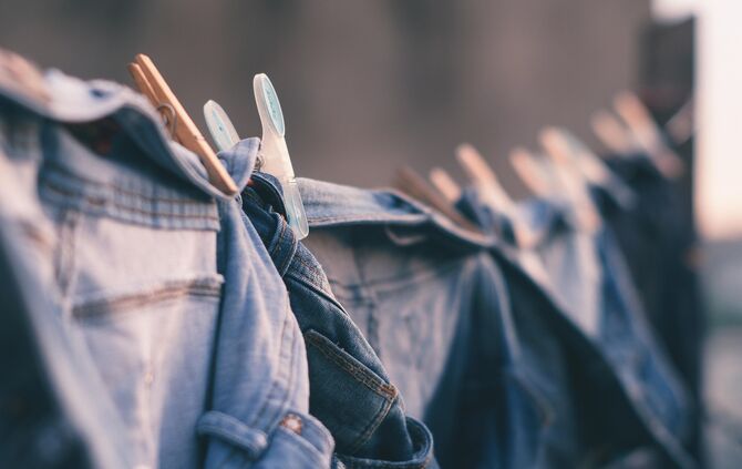 Wäsche aufhängen Wäscheleine Jeans waschen Hosen symbol symbolfoto symbolbild