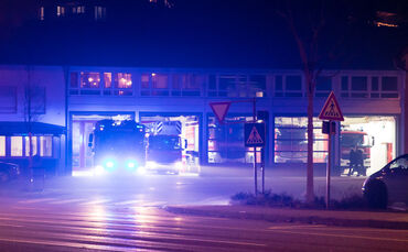 Silvesterbilanz: 00:24 Uhr, Feuerwehr Waiblingen rückt zum ersten Einsatz in 2023 aus - Brandmelderalarm in Haus der Stadtgeschi