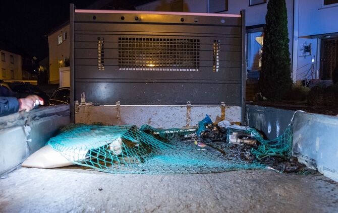Silvesterbilanz: 01:47 Uhr, Brand auf Ladefläche von Transporter - Nachbarin löschte mit Gartenschlauch, Gänsgraben, Winnenden,