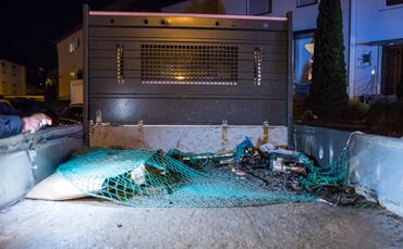 Silvesterbilanz: 01:47 Uhr, Brand auf Ladefläche von Transporter - Nachbarin löschte mit Gartenschlauch, Gänsgraben, Winnenden, 